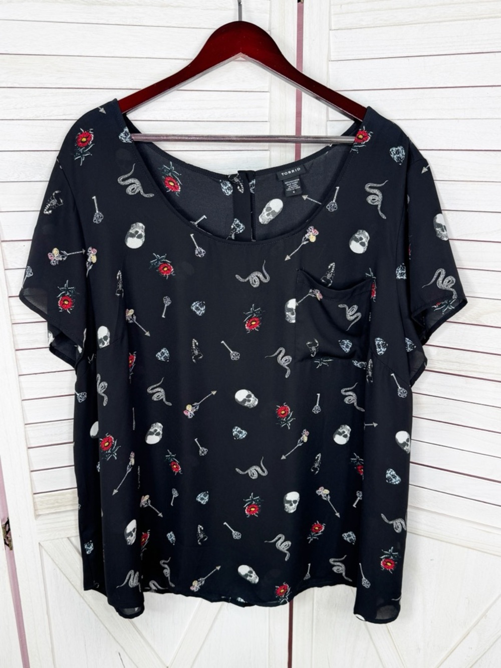 Torrid Gothic Skulls Print Chiffon Button Back Pocket Tee Blouse Black 4X - Picture 8 of 12